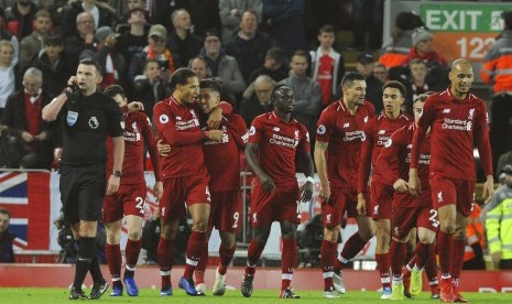 Para pemain Liverpool merayakan kemenangan.