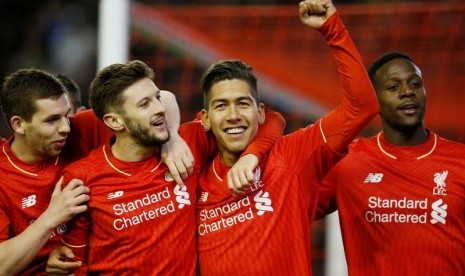 Para pemain Liverpool merayakan gol Roberto Firmino (kedua kanan)