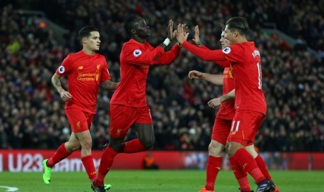 Para pemain Liverpool merayakan gol yang dicetak Sadio Mane (kedua kiri) ke gawang Arsenal, Ahad (5/3) dini hari WIB.