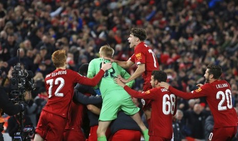 Para pemain Liverpool merayakan keberhasilan lolos ke perempat final Piala Liga Inggris setelah mengalahkan Arsenal 5-4 lewat adu penalti.