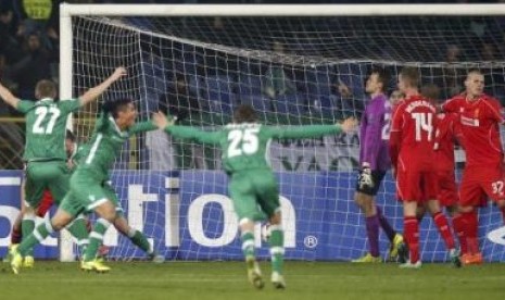 Para pemain Ludogorets Razgard (hijau) merayakan gol Georgi Ilkov Terziev yang ke gawang Liverpool yang membuat skor imbang 2-2, Kamis (27/11) dini hari WIB.