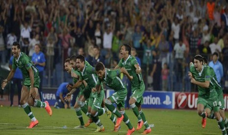 Para pemain Ludogorets Razgrad langsung merayakan keberhasilan mereka usai mengalahkan Steaua Bucharest lewat adu penalti di leg kedua babak playoff Liga Champions di Sofia, Bulgaria, Rabu (27/8). 