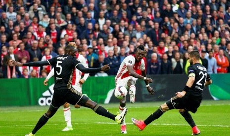 Para pemain Lyon (baju hitam) berusaha menahan tendangan pemain Ajax Bertrand Traore pada pertandingan Liga Europa, Kamis (4/5) dini hari WIB.