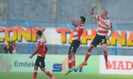 Para pemain Madura United merayakan gol ke gawang Persipura Jayapura.