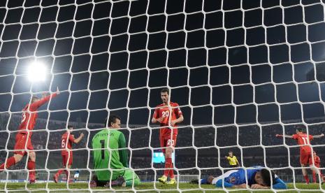 Para pemain timnas Makedonia Utara berselebrasi saat para pemain Italia bereaksi setelah tersingkir di akhir pertandingan play-off kualifikasi Piala Dunia antara Italia dan Makedonia Utara, di Stadion Renzo Barbera, di Palermo, Italia, Kamis, 24 Maret 2022. Makedonia Utara menang 1-0 dan menggagalkan usaha Italia tampil di Piala Dunia 2022..