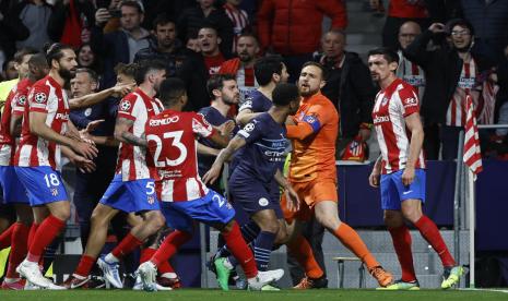 Para pemain Manchester City dan Atletico Madrid bersitegang dalam pertandingan leg kedua perempat final Liga Champions di Estadio Wanda Metropolitano, Madrid, Kamis (14/4/2022).