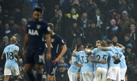 Para pemain Manchester City (kanan) merayakan gol keempat ke gawang Tottenham Hotspur pada laga Liga Primer Inggris di Stadion Etihad, Sabtu (16/12). City menang 4-1 pada laga ini.