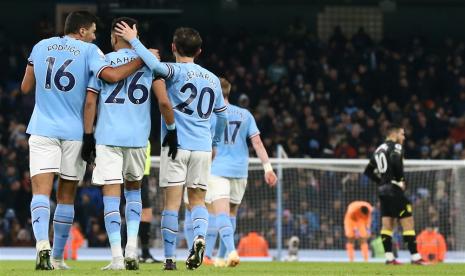 Para pemain Manchester City (kiri) melakukan selebrasi setelah menjebol gawang Aston Villa pada lanjutan Liga Primer Inggris 2022/2023 di Stadion Etihad, Senin(13/2/2023). 