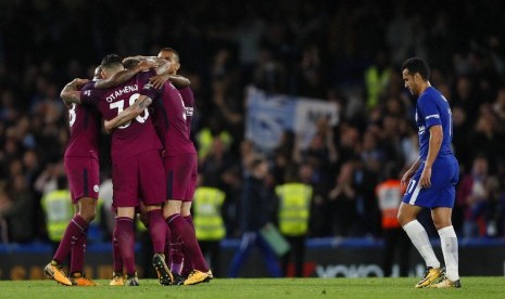 Para pemain Manchester City (kiri) merayakan gol Kevin de Bruyne ke gawang Chelsea pada laga Liga Primer Inggris di Stamford Bridge, Ahad (1/10) dini hari WIB. City menang 1-0 pada laga ini.