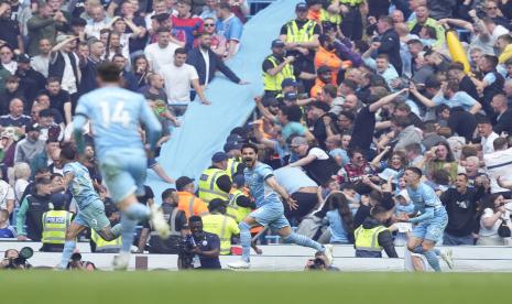 Para pemain Manchester City melakukan selebrasi seusai mencetak gol ke gawang Aston Villa di Stadion Etihad, Ahad (22/5/2022). City menjuarai Liga Primer Inggris 2021/2022.