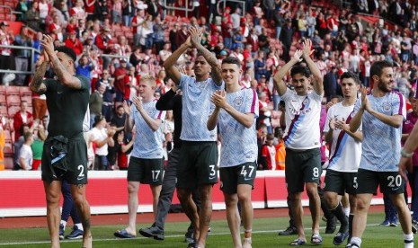 Para pemain Manchester City memberikan penghormatan kepada penggemar mereka seusai mengalahkan Southampton 1-0 pada laga terakhir Liga Primer Inggris musim 2017/2018.