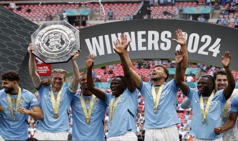 Para pemain Manchester City merayakan gelar juara Community SHield setelah mengalahkan Manchester United 7-6 (1-1) lewat adu penalti.