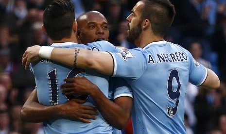 Para pemain Manchester CIty merayakan gol.