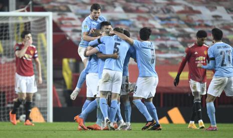 Para pemain Manchester City merayakan gol Fernandinho ke gawang Manchester United di semifinal Piala Liga Inggris atau Piala Carabao.