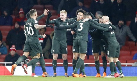 Para pemain Manchester City merayakan gol ke gawang Arsenal dalam lanjutan Liga Primer Inggris, Jumat (2/3) dini hari WIB.