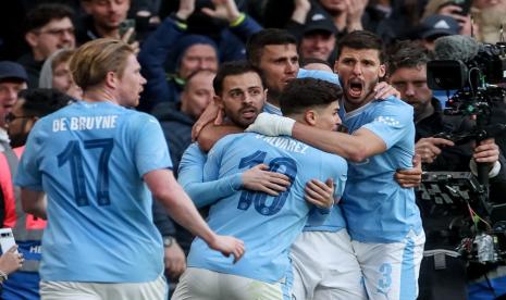 Para pemain Manchester City merayakan gol ke gawang Chelsea yang dicetak Bernardo Silva (tengah) dalam laga semifinal Piala FA di Stadion Wembley, Sabtu (20/4/2024).