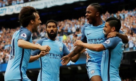 Para pemain Manchester City merayakan gol Raheem Sterling (kedua kanan) ke gawang West Ham United.