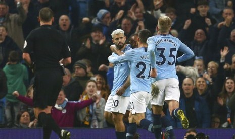 Para pemain Manchester City merayakan gol Sergio Aguero (ketiga kiri) ke gawang West Ham United.