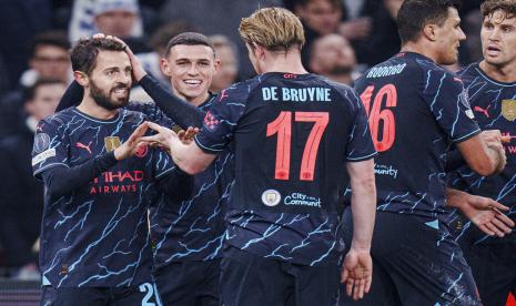 Para pemain Manchester City merayakan gol yang dicetak oleh Bernardo Silva (kiri) ke gawang FC Kopenhagen pada leg pertama babak 16 besar Liga Champions di Stadion Parken, Rabu (14/2/2024) dini hari WIB.