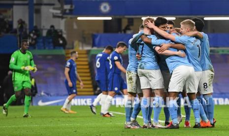  Para pemain Manchester City merayakan kemenangan setelah Kevin De Bruyne mencetak gol ketiga timnya pada pertandingan sepak bola Liga Premier Inggris antara Chelsea dan Manchester City di Stamford Bridge, London, Inggris, Senin (4/1) dini hari WIB.