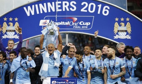 Para pemain Manchester City merayakan kemenangannya di final Piala Liga usai mengalahkan Liverpool