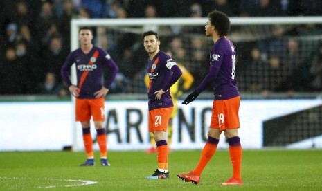 Para pemain Manchester City pada babak pertama laga perempat final Piala FA melawan Swansea City di Stadion Liberty, Ahad (17/3) dini hari WIB.