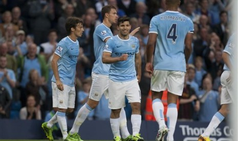 Para pemain Manchester City saat merayakan gol.