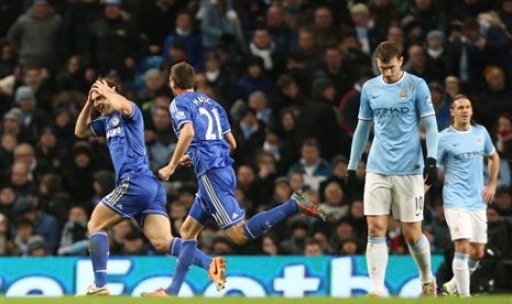 Para pemain Manchester City tertunduk lesu melihat bek Chelsea Branislav Ivanovic menjebol gawang mereka. Kekalahan 0-1 merupakan kekalahan kandang pertama The Citizens musim 2013/2014.