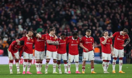 Para pemain Manchester United berjejer menghadapi babak adu penalti melawan Brighton Hove & Albion pada semifinal Piala FA 2022/2023 di Wembley, Senin (24/4/2023).