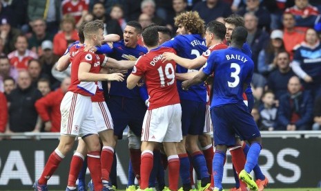 Para pemain Manchester United dan Middlesbrough bersitegang pada laga Liga Primer di the Hawthorns, Ahad (19/3) dini hari WIB. United menang 3-1 pada laga ini.