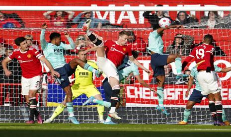 Para pemain Manchester United (kostum merah) melawan Leicester City dalam pertandingan Liga Primer Inggris di Old Trafford, Manchester, Sabtu (2/4/2022).