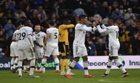 Para pemain Manchester United melakukan selebrasi usai pertandingan sepak bola Liga Inggris antara Wolverhampton Wanderers dan Manchester United di Stadion Molineux di Wolverhampton, Inggris, Sabtu, 31 Desember 2022. Man United unggul 1-0 di laga itu.