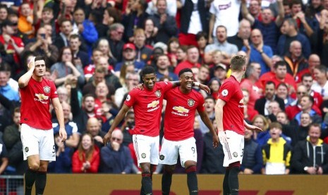 Para pemain Manchester United merayakan gol Anthony Martial (kedua dari kanan) pada laga Liga Primer Inggris melawan Chelsea di Old Trafford, Ahad (11/8). MU menang 4-0 pada laga ini.