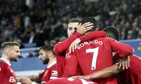 Para pemain Manchester United merayakan gol Cristiano Ronaldo pada laga lanjutan Liga Primer Inggris di Goodison Park, Senin (10/10/2022) dini hari WIB.