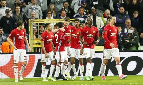 Para pemain Manchester United merayakan gol Henrikh Mkhitaryan (ketiga dari kiri) pada laga perempat final Liga Europa lawan Anderlecht, di stadion Constant Vanden Stock, Jumat (14/4) dini hari WIB. Laga berakhir imbang 1-1.