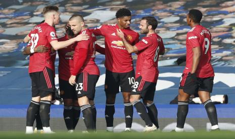 Para pemain Manchester United merayakan gol ke gawang Everton dalam lanjutan Liga Primer Inggris, Sabtu (7/11). United unggul 3-1 atas Everton dalam laga itu.