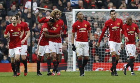 Para pemain Manchester United merayakan gol Marcus Rashford (ketiga kiri) pada laga Piala FA lawan Reading di Old Trafford, Sabtu (7/1). United menang 4-0.