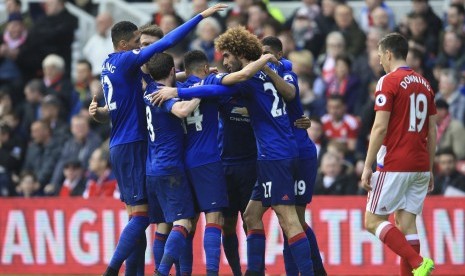 Para pemain Manchester United merayakan gol Marouane Fellaini (kanan tengah) pada laga Liga Primer Inggris lawan Middlesbrough di stadion Riverside, Ahad (19/3). United menang 3-1.