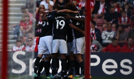 Para pemain Manchester United merayakan gol Romelu Lukaku (tidak terlihat) pada babak pertama laga Liga Primer Inggris lawan Southampton di Stadion Saint Mary;s, Sabtu (23/9).