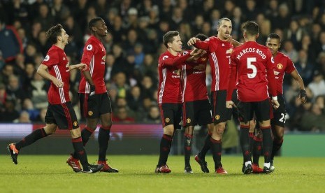 Para pemain Manchester United merayakan gol Zlatan Ibrahimovic ke gawang West Bromwich Albion pada laga Liga Primer di stadion the Hawthorns, Sabtu (17/12). United menang 2-0.