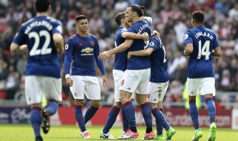 Para pemain Manchester United merayakan keberhasilan Zlatan Ibrahimovic membobol gawang Sunderland, Ahad (9/4).