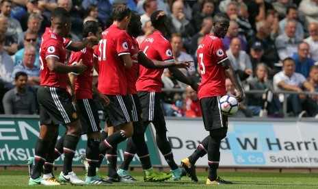 Para pemain Manchester United (MU) merayakan gol Eric Bailly (kanan) pada laga Liga Primer Inggris lawan Swansea City di Stadion Liberty, Sabtu (19/8). United menang telak 4-0.