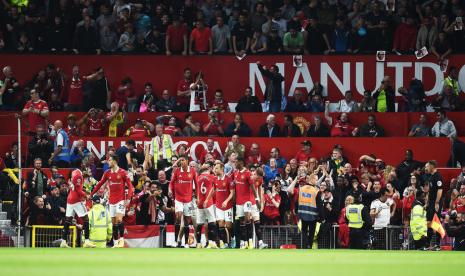 Para pemain Manchester United (MU) merayakan gol Jadon Sancho ke gawang Liverpool. MU mengalahkan Liverpool 2-1 di Old Trafford, Selasa (23/82022) dini hari WIB.