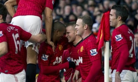 Para pemain Manchester United (MU) merayakan gol yang dicetak Tom Cleverley ke gawang Sunderland, Sabtu (15/12) malam.