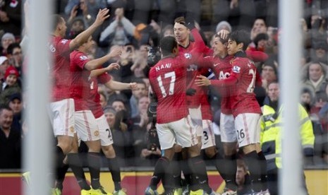 Para pemain Manchester United (MU) merayakan gol yang dicetak Javier 'Chicharito' Hernandez ke gawang Chelsea di perempat final Piala FA, Ahad (11/3) dini hari WIB. MU ditahan imbang 2-2 dan harus menjalani partai ulangan di Stamford Bridge.