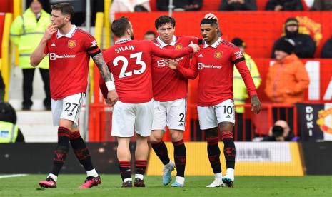 Para pemain Manchester United (MU) termasuk Marcus Rashford merayakan gol ke gawang Leicester City di Old Trafford, Ahad (19/2/2023). 