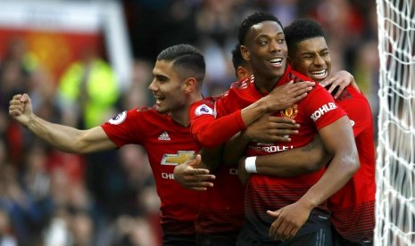 Para pemain Manchester United saat merayakan gol.