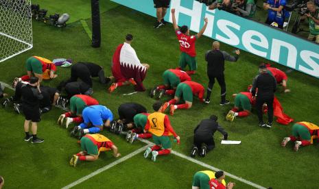  Pemain Timnas Maroko Tunjukkan Pentingnya Keluarga dalam Sepak Bola. Foto: Para pemain Maroko melakukan sujud syukur di depan pendukungnya setelah menang dalam pertandingan sepak bola perempat final Piala Dunia melawan Portugal, di Stadion Al Thumama di Doha, Qatar, Sabtu (10/12).