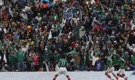 Para pemain Meksiko melakukan selebrasi di hadapan pendukungnya pada laga playoff Piala Dunia melawan Selandia Baru. Pada laga leg pertama di Stadion Azteca itu Meksiko menang 5-1.