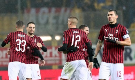 Para pemain Milan merayakan gol ke gawang Parma dalam pertandingan di Stadion Ennio Tardini, Ahad (1/12) malam WIB.